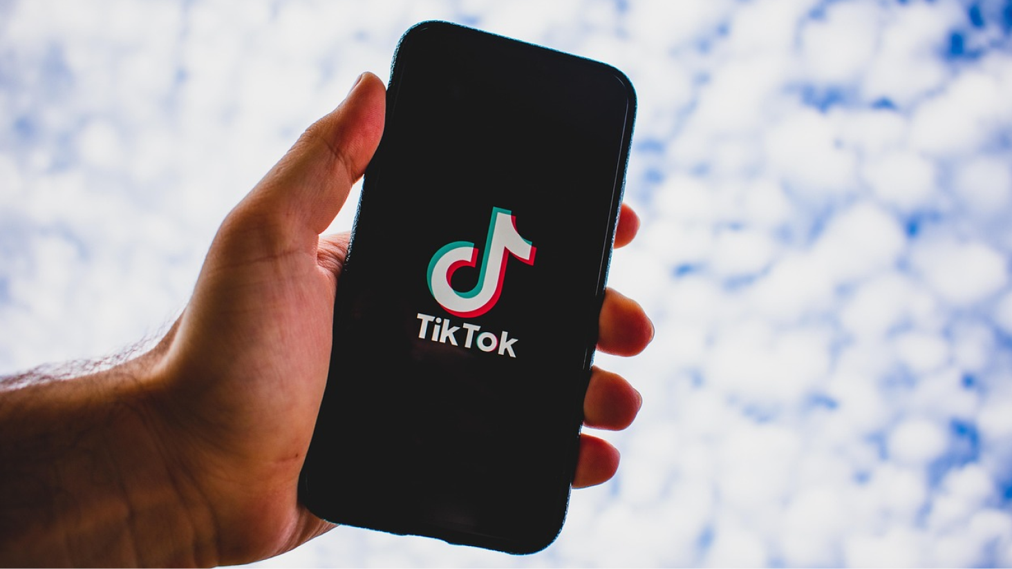 Военный ответил, стоит ли запрещать TikTok в Украине - 290x160
