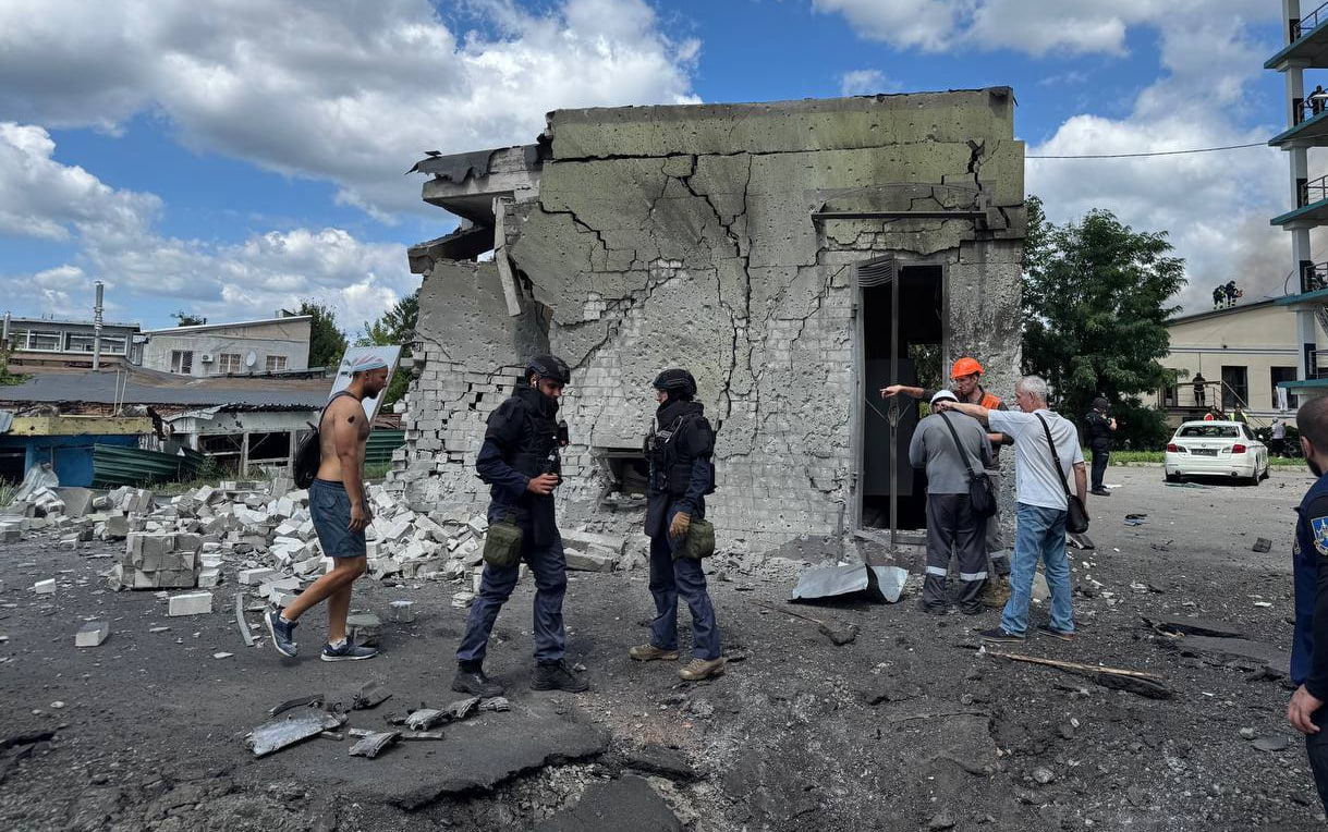 Росія вдарила КАБ вагою 250 кг по центру Харкова — фоторепортаж - 290x166